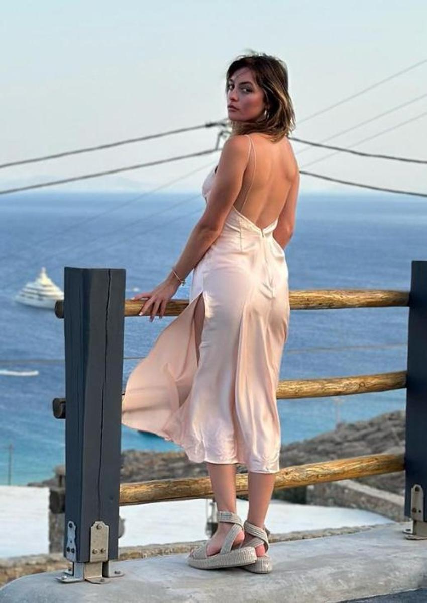 Melis Sezen tatil pozlarıyla büyüledi 'Kilo almışsın' yorumu yağdı