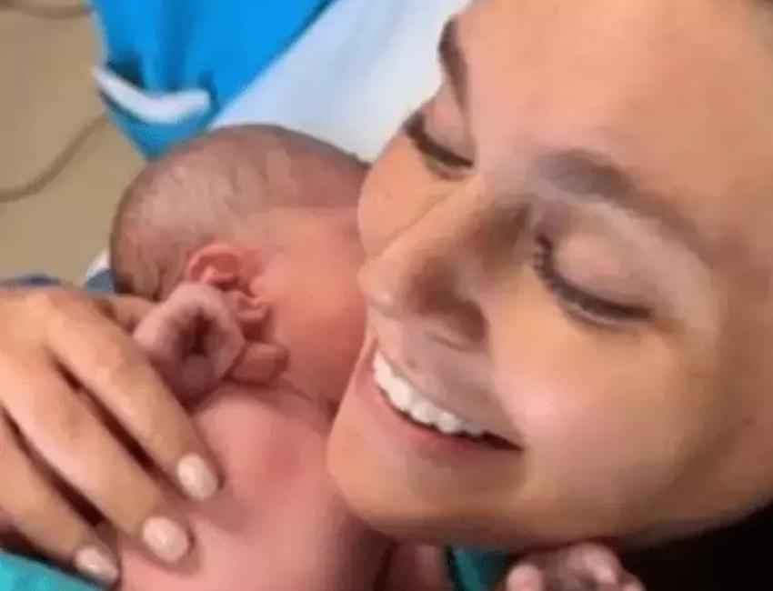 Aslı Enver kızının yüzünü gösterdi! Elay bebek kendisine hayran bıraktı
