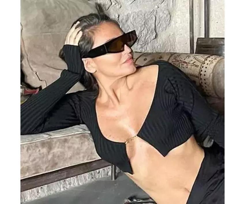 Eda Taşpınar kuralını bozmadı yine üstsüz güneşlendi!