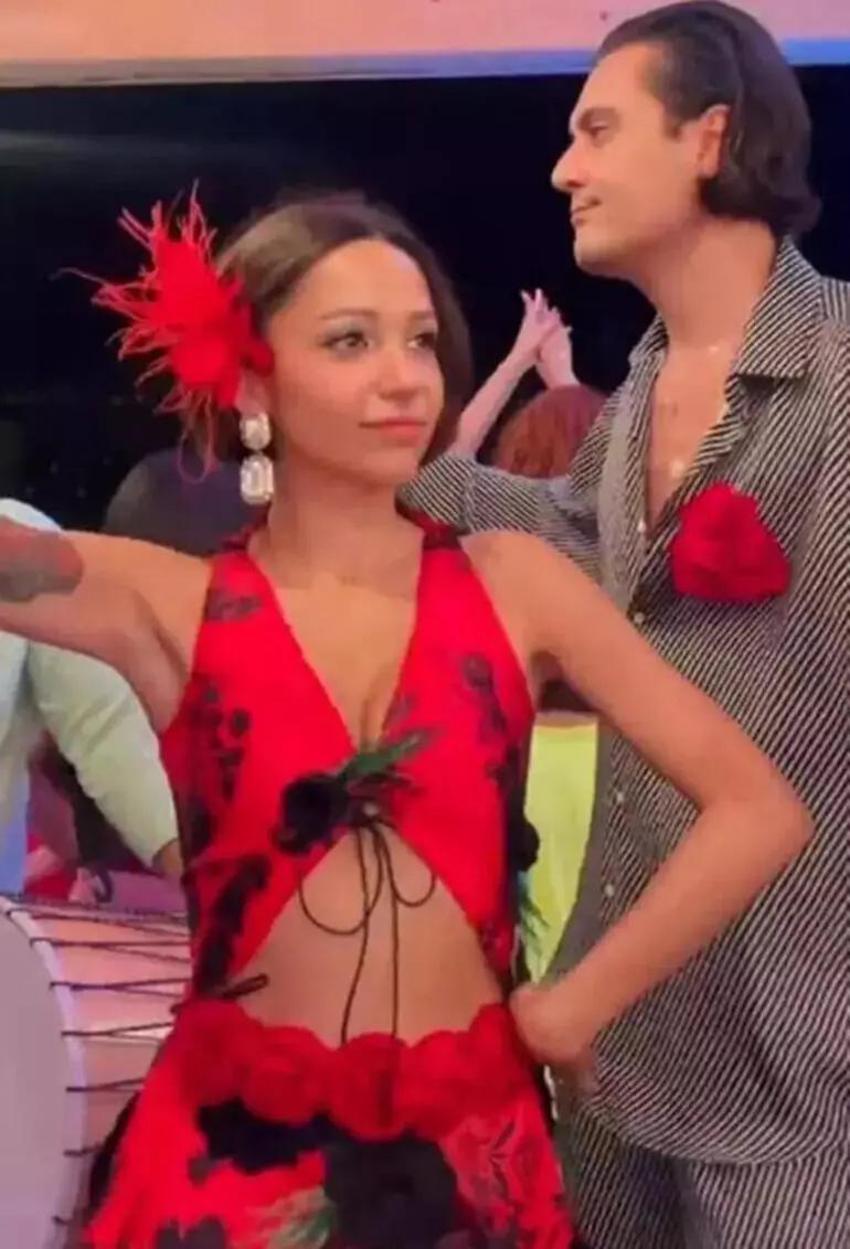 Zeynep Bastık plajda defile yaptı!