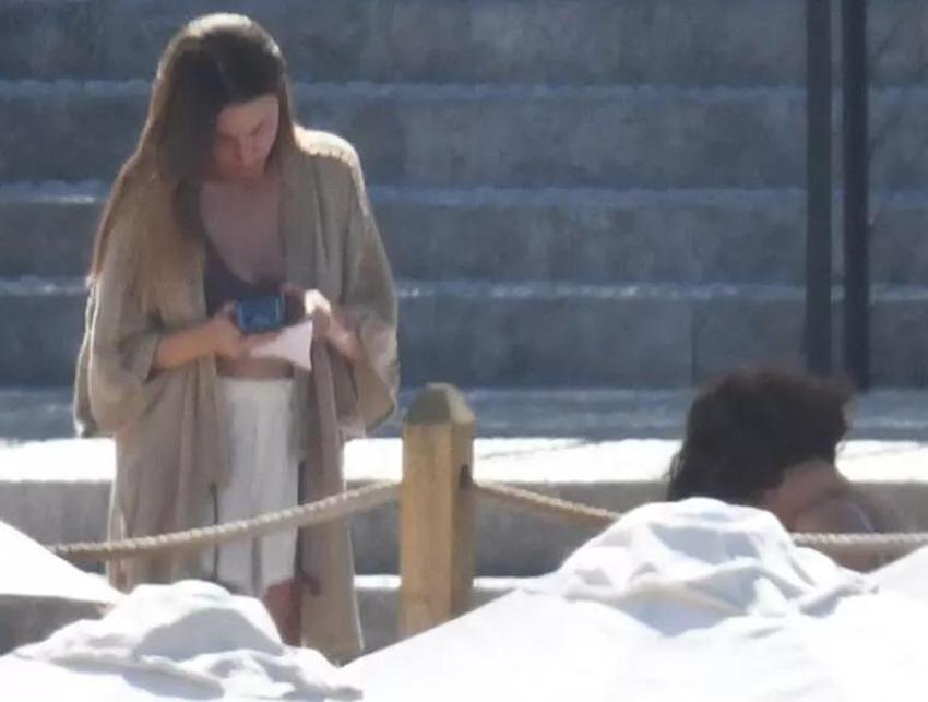 Zeynep Bastık plajda defile yaptı!