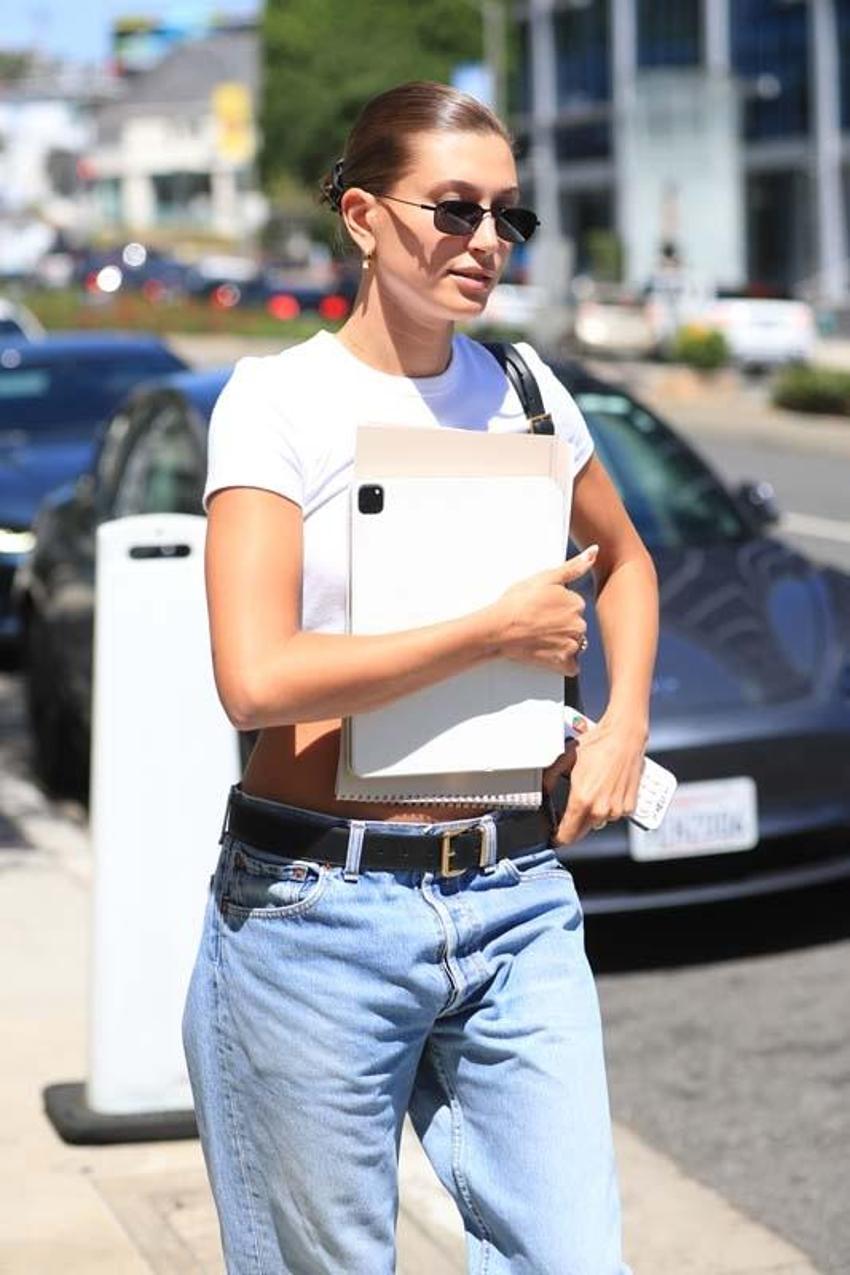 Hailey Bieber hamile mi? Karnını saklaması şüpheleri arttırdı