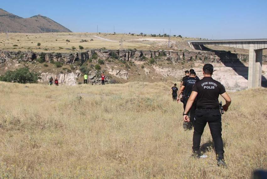 Annesi ile hastaneye giden Enes sırra kadem basmıştı! Cansız bedeni bulundu