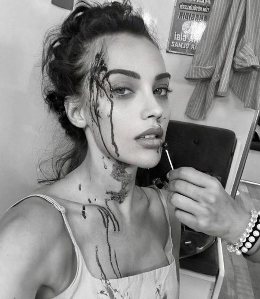 Tuvana Türkay'ın bikinili oryantal şovu dikkat çekti! Beğeni yağdı