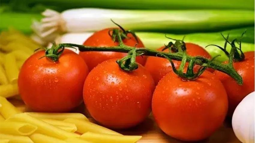 Çürüyen domateslerinizi sakın çöpe atmayın! Bakın bozulmuş domatesler ne işe yarıyor