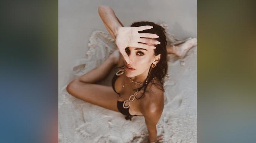 Tuvana Türkay'dan bikinili mezdeke şov! Hayranları ağzı açık izledi