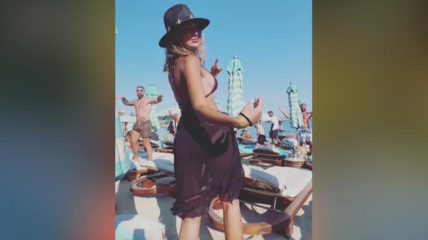 Tuvana Türkay'dan bikinili mezdeke şov! Hayranları ağzı açık izledi