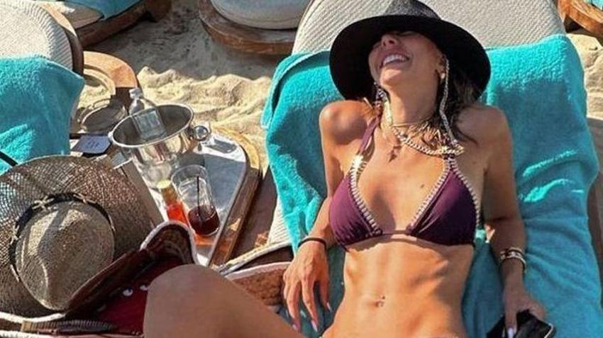 Tuvana Türkay'dan bikinili mezdeke şov! Hayranları ağzı açık izledi