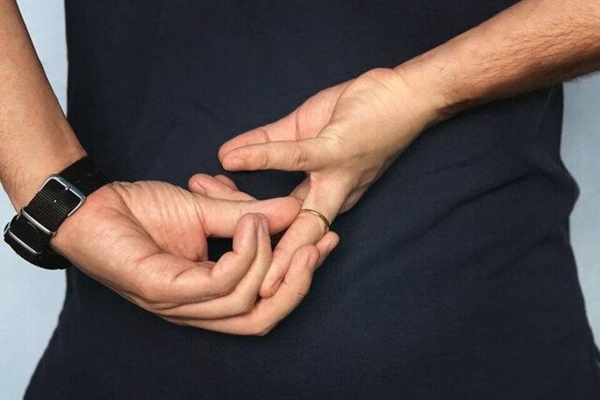 Sadakatsiz erkeği tanımanın 13 açık işareti! Şüphe varsa bunları okuyun!