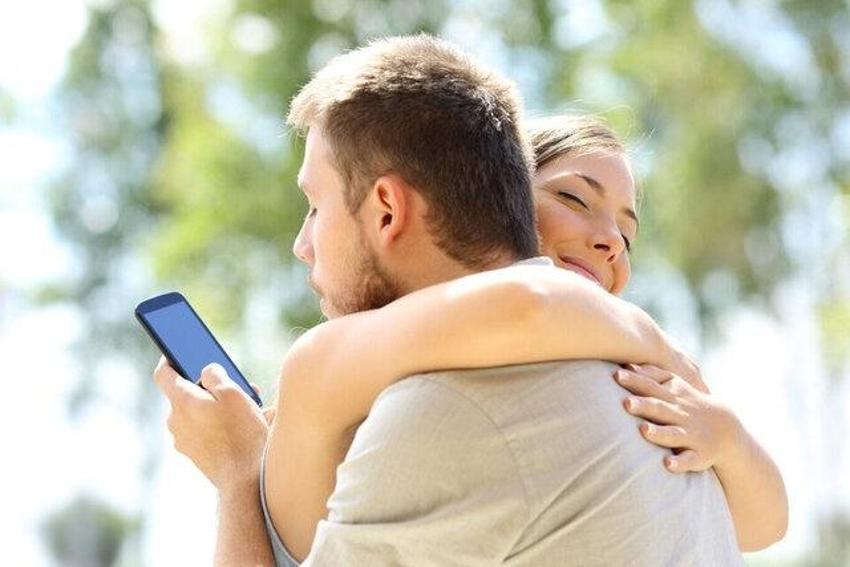 Sadakatsiz erkeği tanımanın 13 açık işareti! Şüphe varsa bunları okuyun!