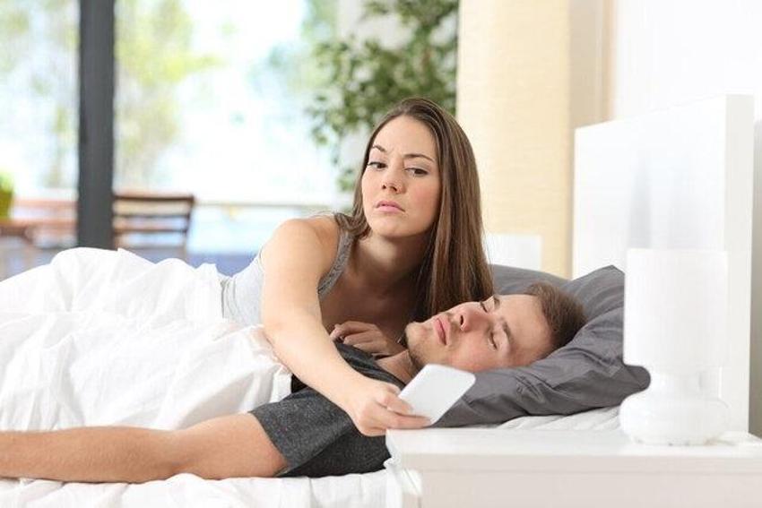 Sadakatsiz erkeği tanımanın 13 açık işareti! Şüphe varsa bunları okuyun!