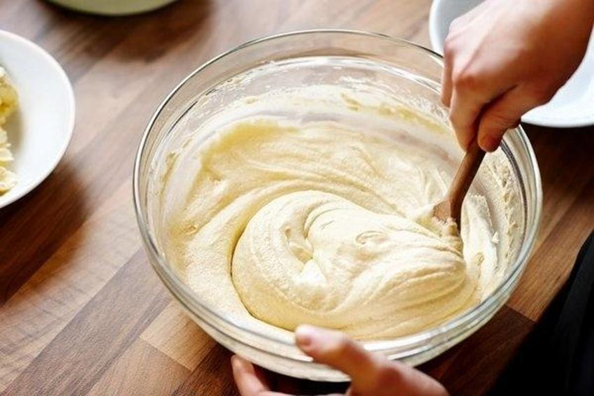 Kekim kabarmıyor diyenler bu hileyi bilmiyor! Boşluk yemiş gibi hissettiren kek tarifi...