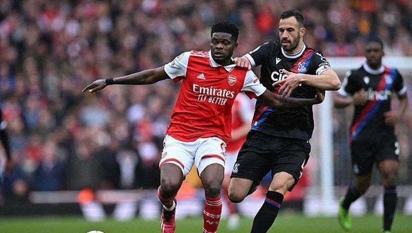 Emre Belözoğlu Zaha'nın kaptanına imzayı attırdı