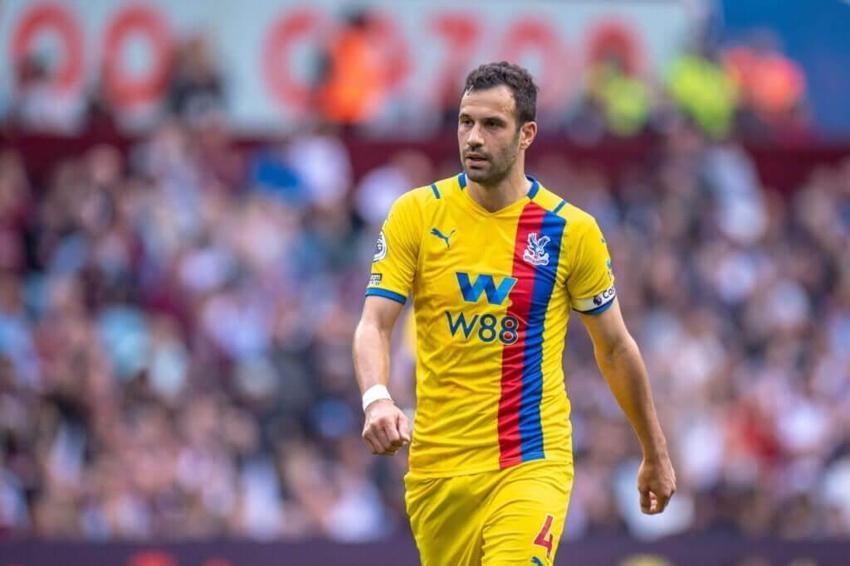 Emre Belözoğlu Zaha'nın kaptanına imzayı attırdı