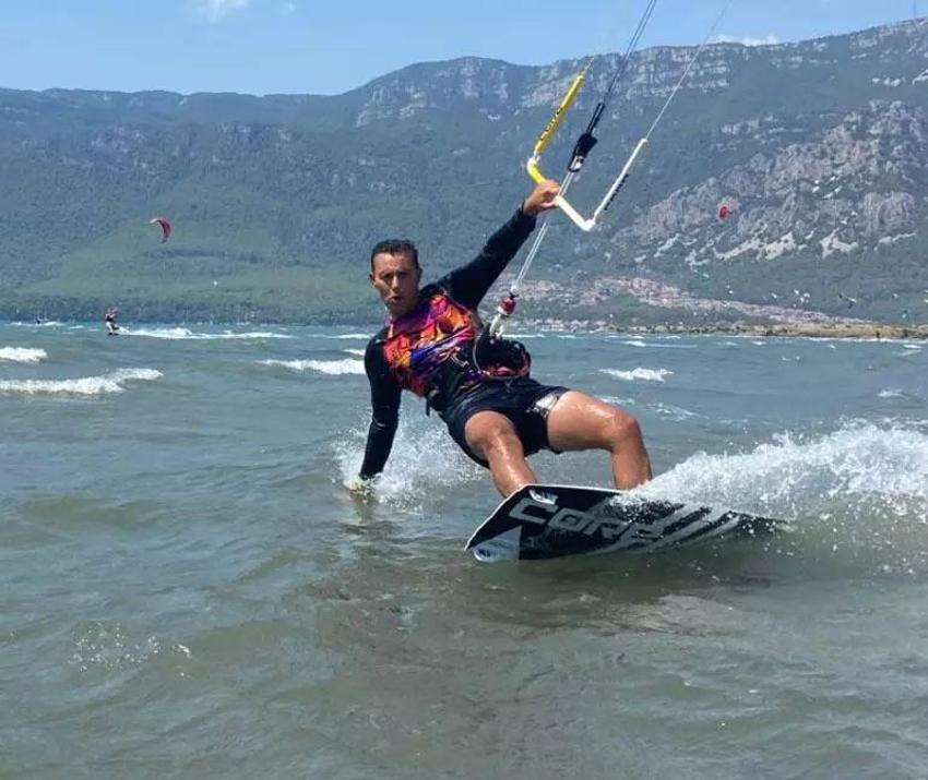Mustafa Sandal kaslı vücuduyla şov yaptı!