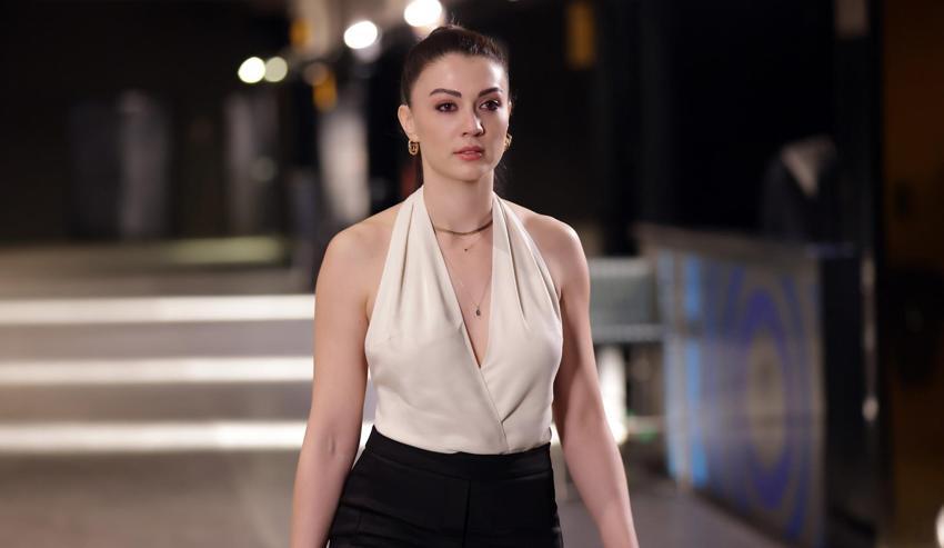 Burcu Özberk'i sinirlendiren sözler: 'Keşke biraz edepli olmayı bilseniz'