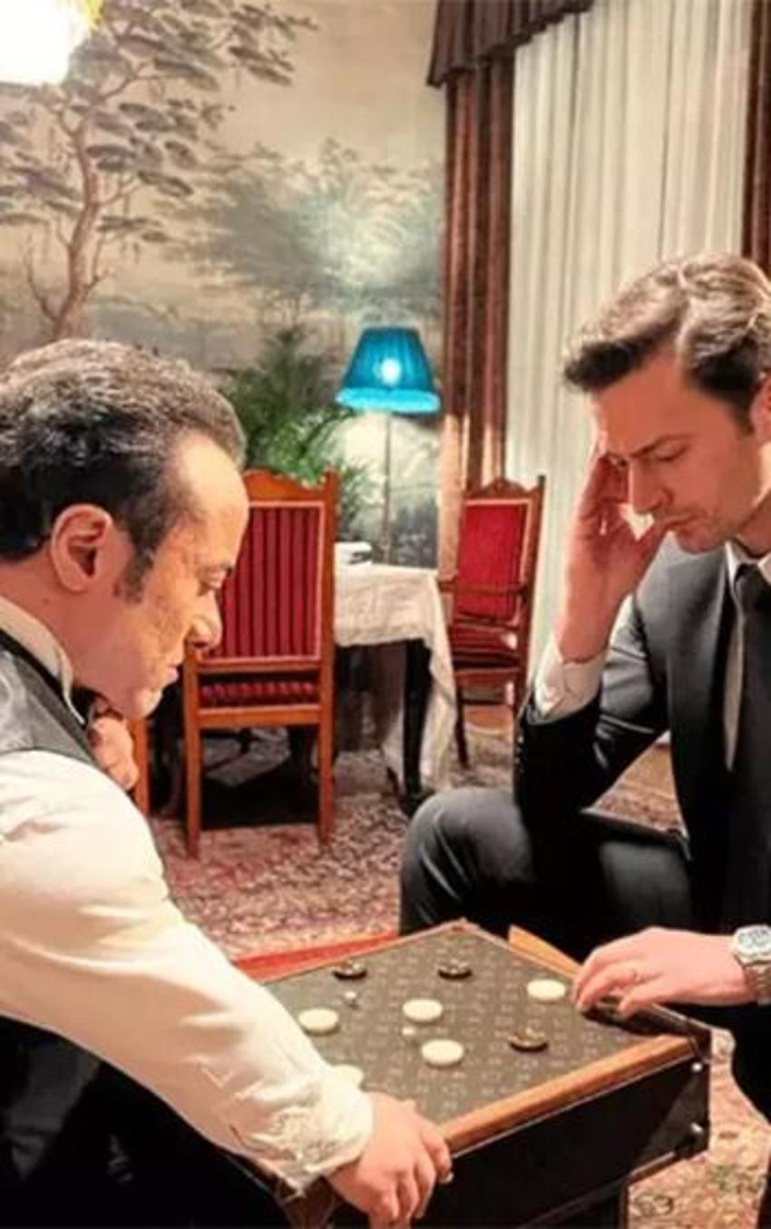 Camdaki Kız'ın Sedat'ı sevgilisiyle el ele!