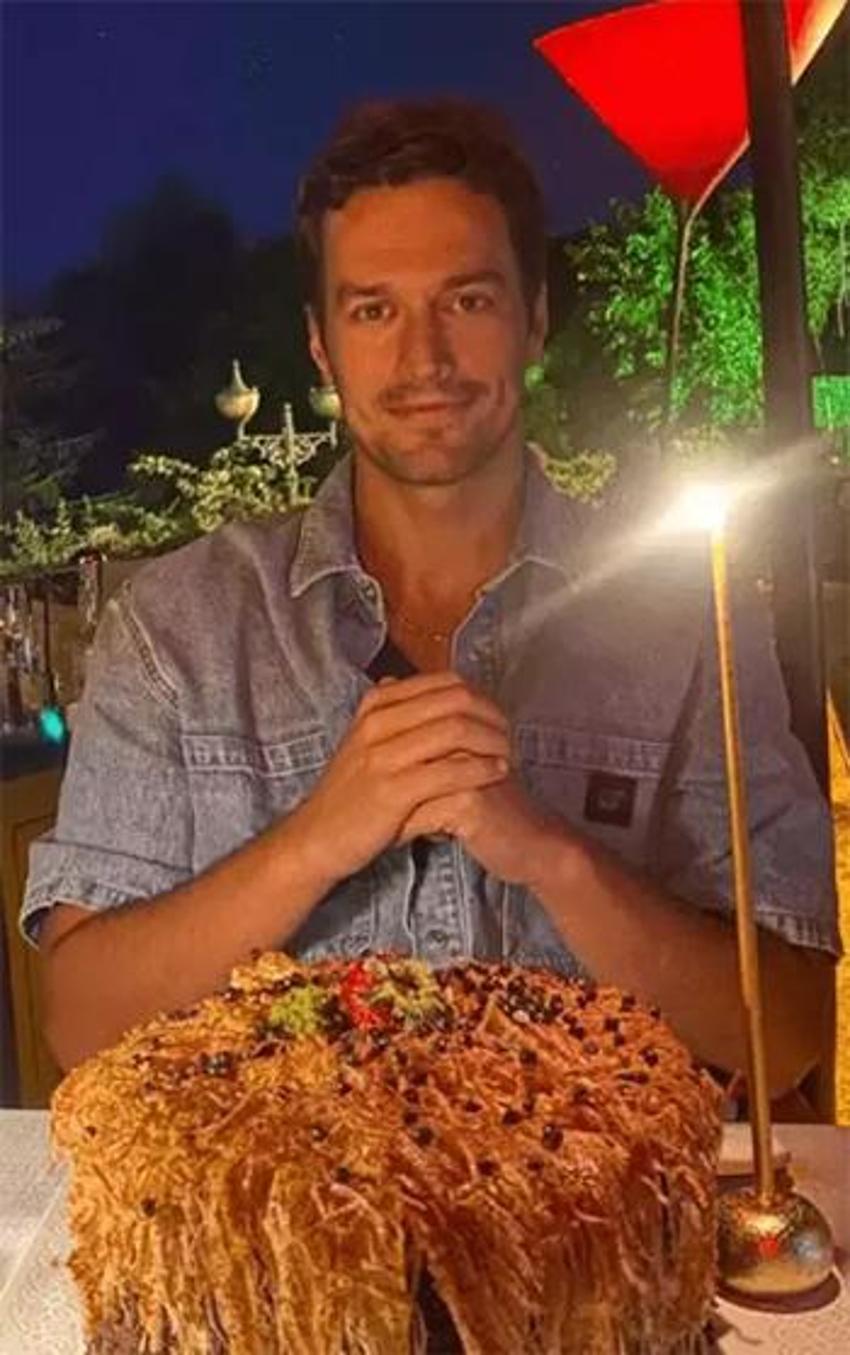 Camdaki Kız'ın Sedat'ı sevgilisiyle el ele!