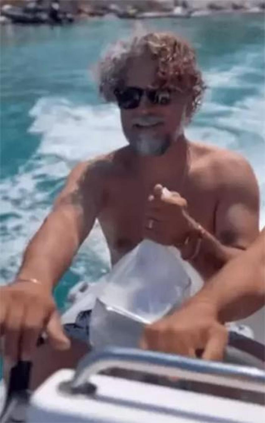 Yakın arkadaşlarla tekne gezisi: Komşu adayı fethettiler!