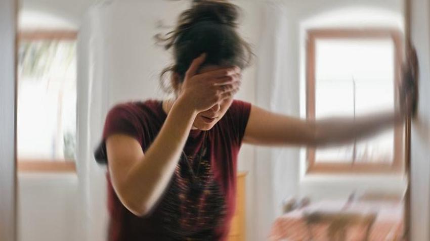 Baş ağrısını migren sandı, felç geçirdi! O belirtiyi sakın es geçmeyin