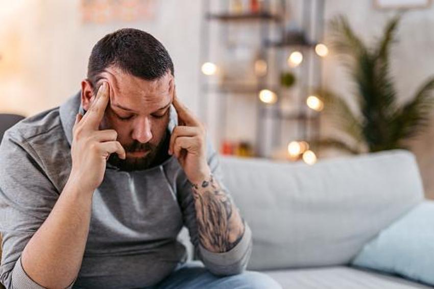 Baş ağrısını migren sandı, felç geçirdi! O belirtiyi sakın es geçmeyin