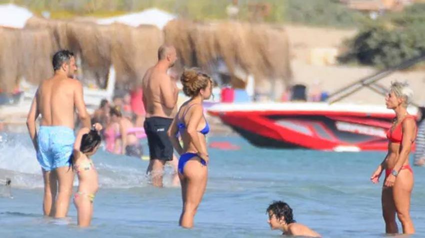 Sarp Apak ailesiyle birlikte Çeşme'de! Eşinin sohbeti bitmeyince bakın ne yaptı?