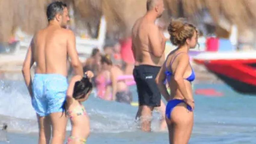 Sarp Apak ailesiyle birlikte Çeşme'de! Eşinin sohbeti bitmeyince bakın ne yaptı?