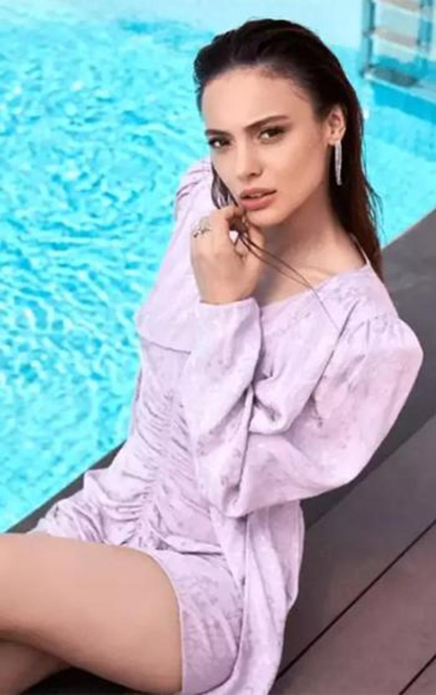 Rabia Soytürk mini şortuyla teknede şov yaptı!