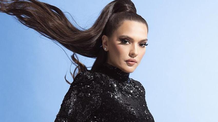 Demet Akalın, düet yaptığı Ebru Gündeş'in sesini duyunca önünde eğildi