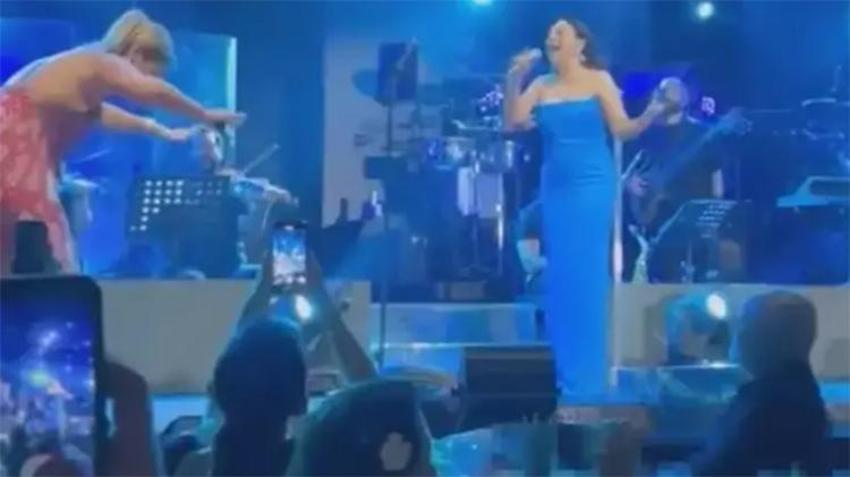 Demet Akalın, düet yaptığı Ebru Gündeş'in sesini duyunca önünde eğildi