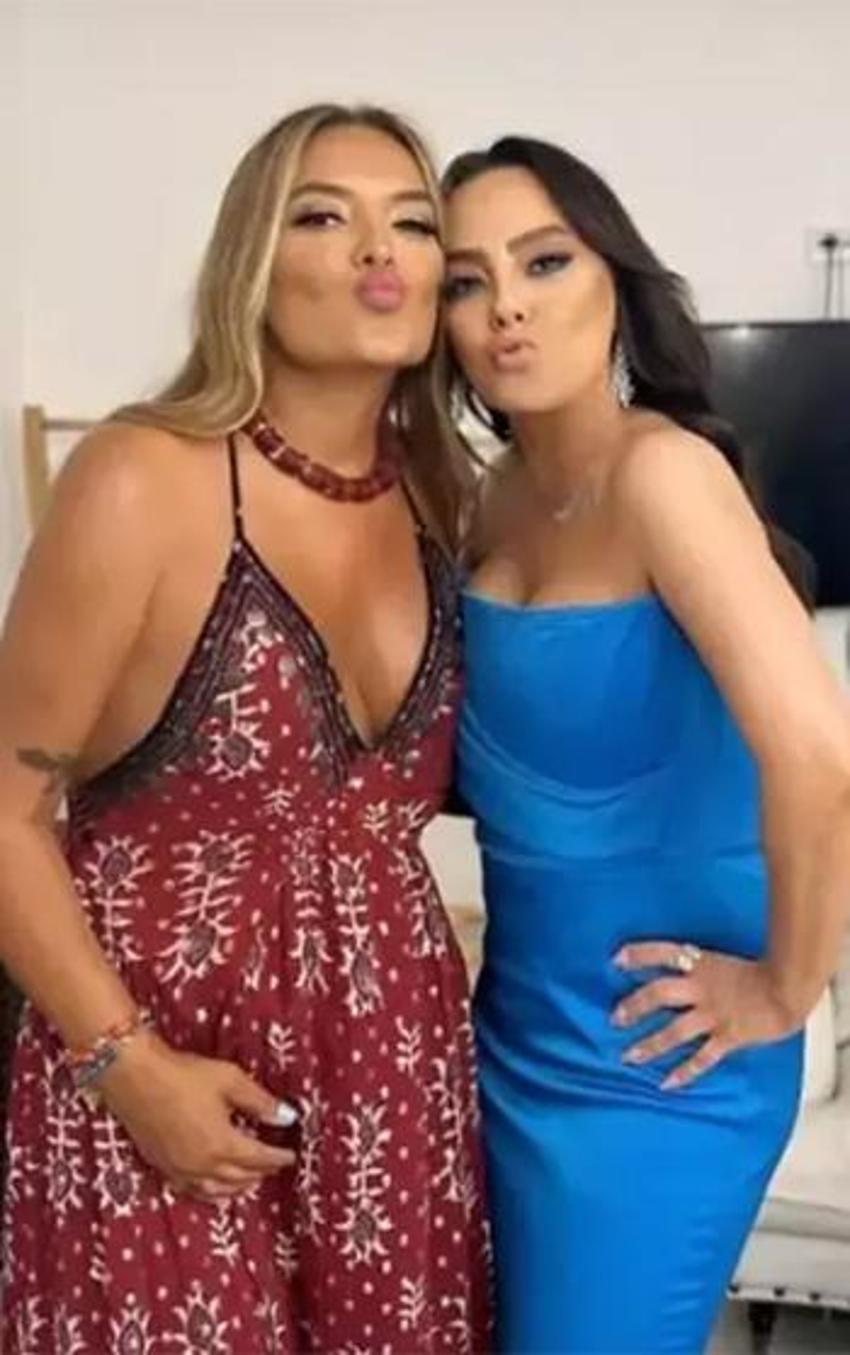 Demet Akalın, düet yaptığı Ebru Gündeş'in sesini duyunca önünde eğildi