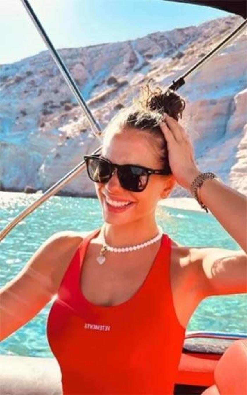 Demet Özdemir'e aşk yaradı: Tatil pozları kasıp kavurdu