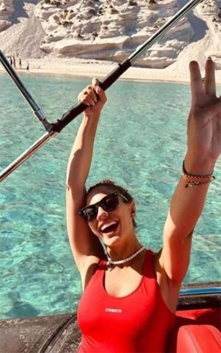 Demet Özdemir'e aşk yaradı: Tatil pozları kasıp kavurdu