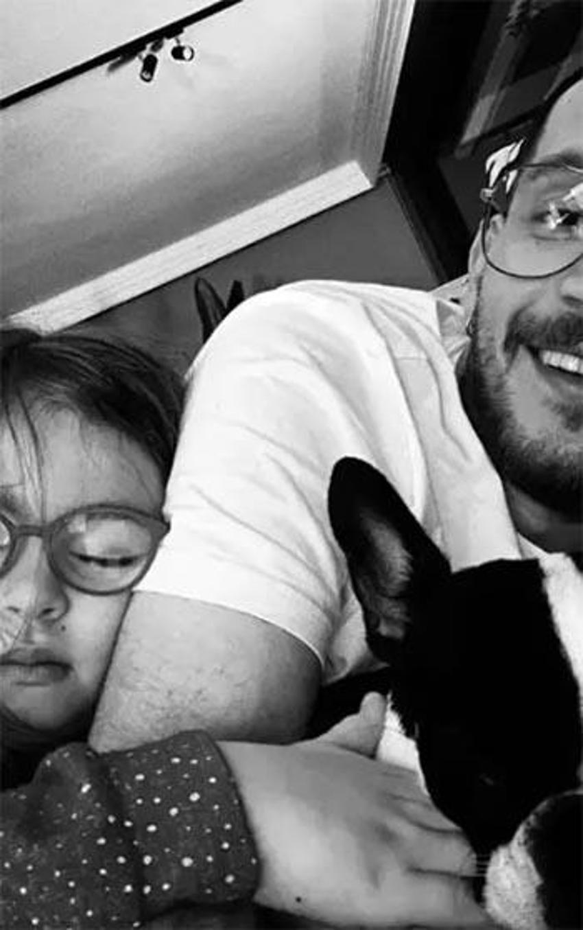 Uraz Kaygılaroğlu, hem kızıyla dans etti hem de göbek attı