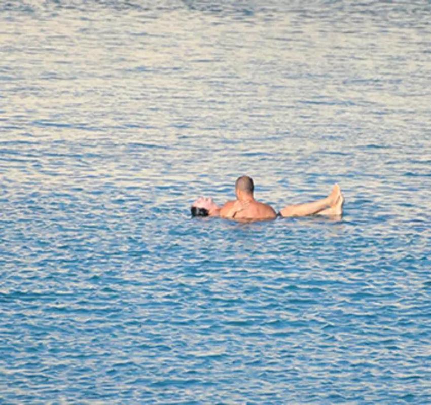 Doğum için gün sayan Ezgi Mola'dan yeni pozlar geldi! Kahkahaları plajda yankılandı