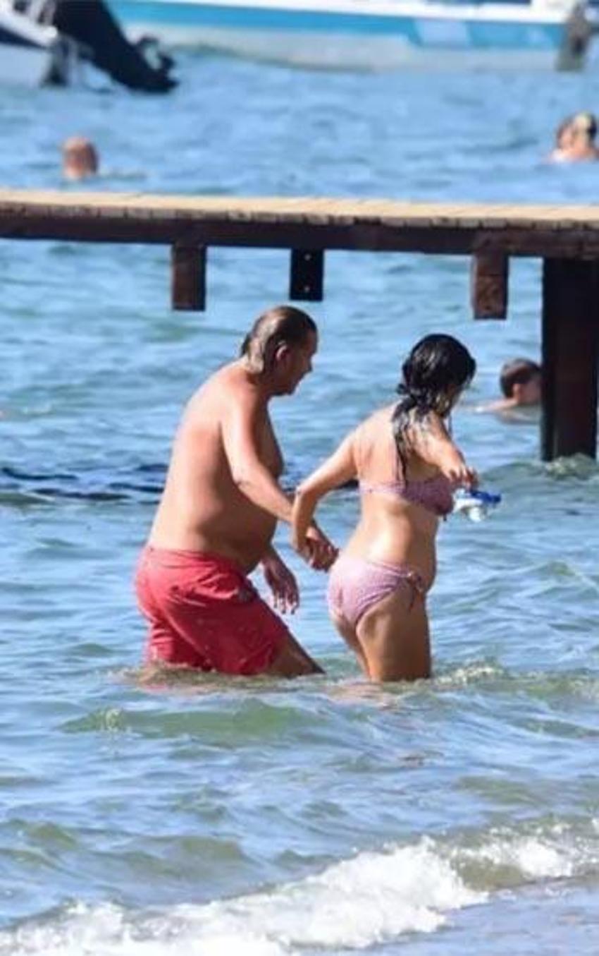 Ünlü oyuncu Hakan Meriçliler'den pahalılığa çözüm: Sevgilisiyle halk plajına gitti