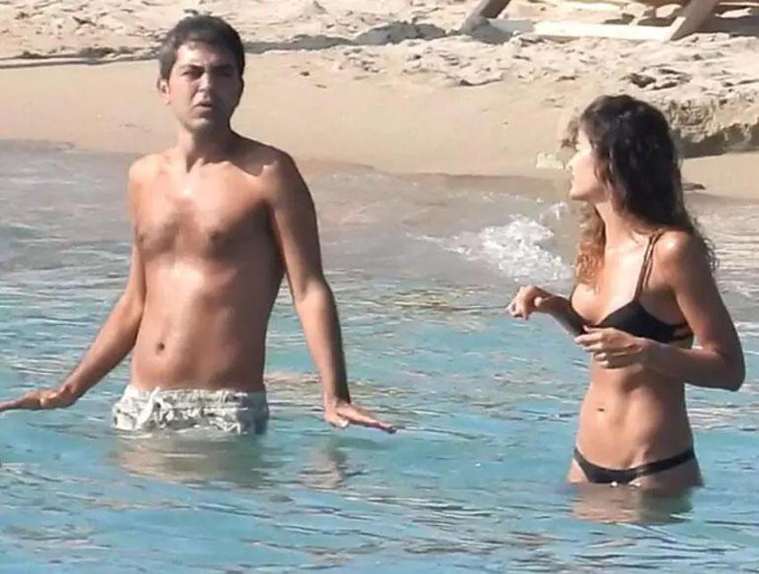 Sezonu Bodrum’da açtı, Çeşme’de devam ediyor! Berrak Tüzünataç’ın denizde sohbet keyfi