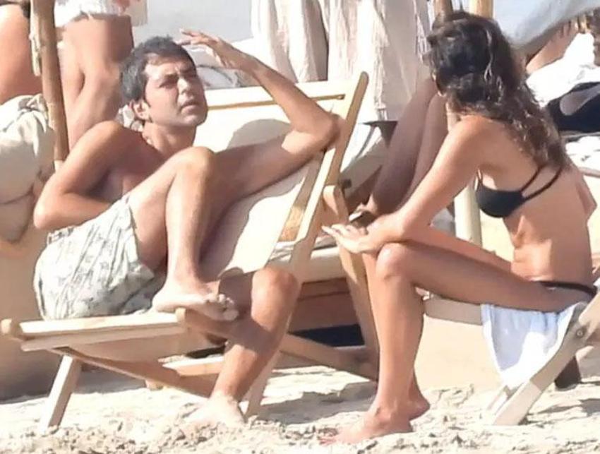 Sezonu Bodrum’da açtı, Çeşme’de devam ediyor! Berrak Tüzünataç’ın denizde sohbet keyfi