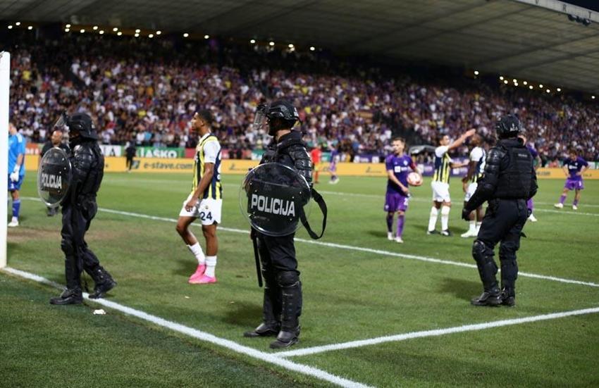 Slovenya'da skandal! Maribor-Fenerbahçe maçında tribünlerde olaylar çıktı karşılaşma 30 dakika durdu