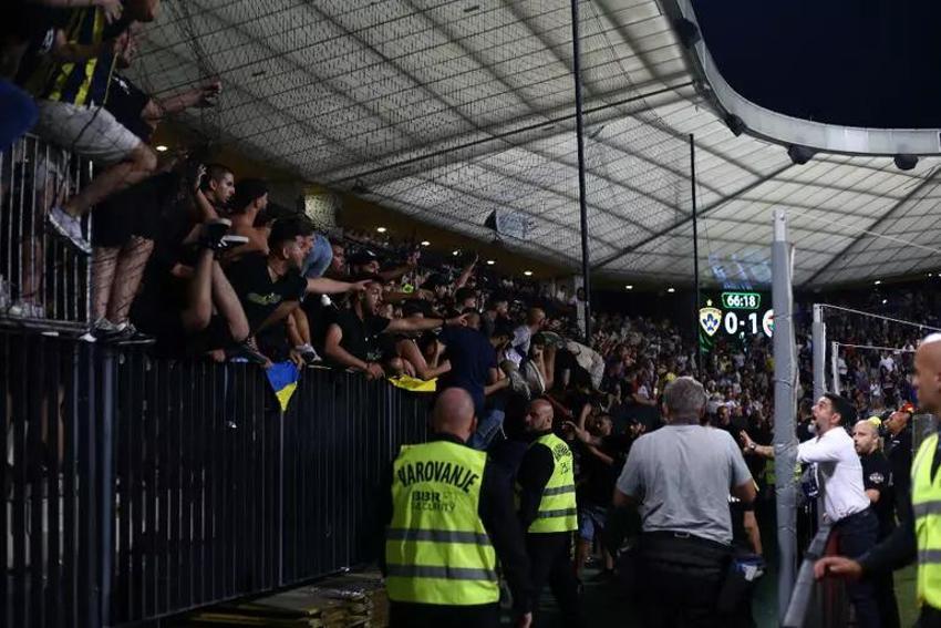 Slovenya'da skandal! Maribor-Fenerbahçe maçında tribünlerde olaylar çıktı karşılaşma 30 dakika durdu