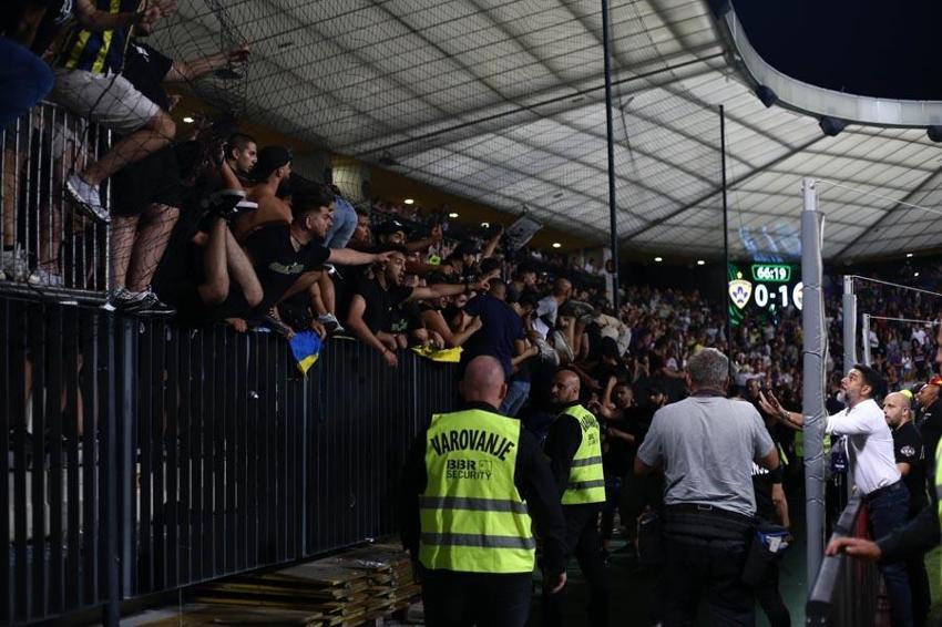 Slovenya'da skandal! Maribor-Fenerbahçe maçında tribünlerde olaylar çıktı karşılaşma 30 dakika durdu