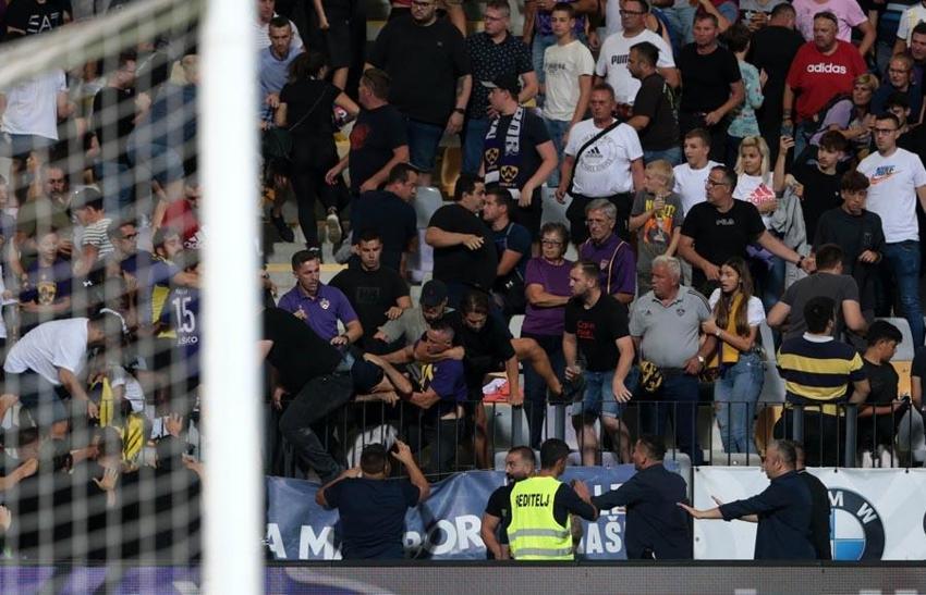 Slovenya'da skandal! Maribor-Fenerbahçe maçında tribünlerde olaylar çıktı karşılaşma 30 dakika durdu