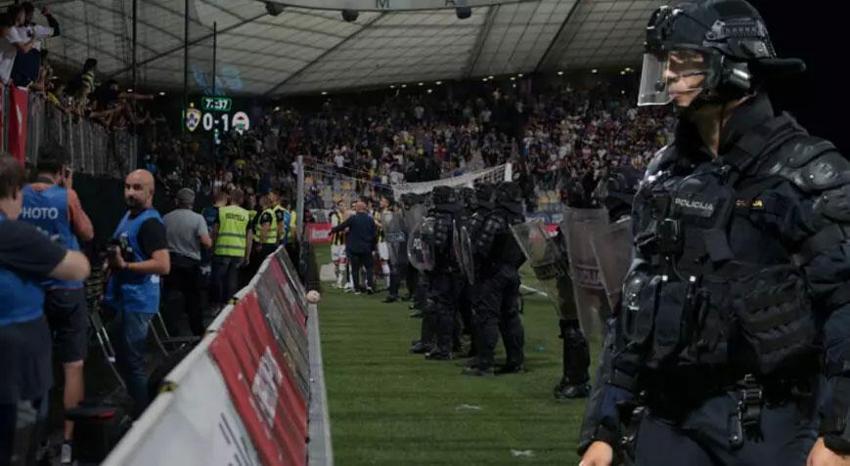 Slovenya'da skandal! Maribor-Fenerbahçe maçında tribünlerde olaylar çıktı karşılaşma 30 dakika durdu