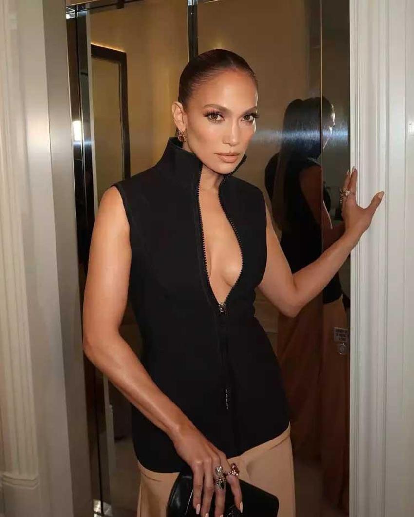 54 yaşındaki Jennifer Lopez bikinili pozlarıyla hayran bıraktı! “Gençlik iksiri içmiş gibi”