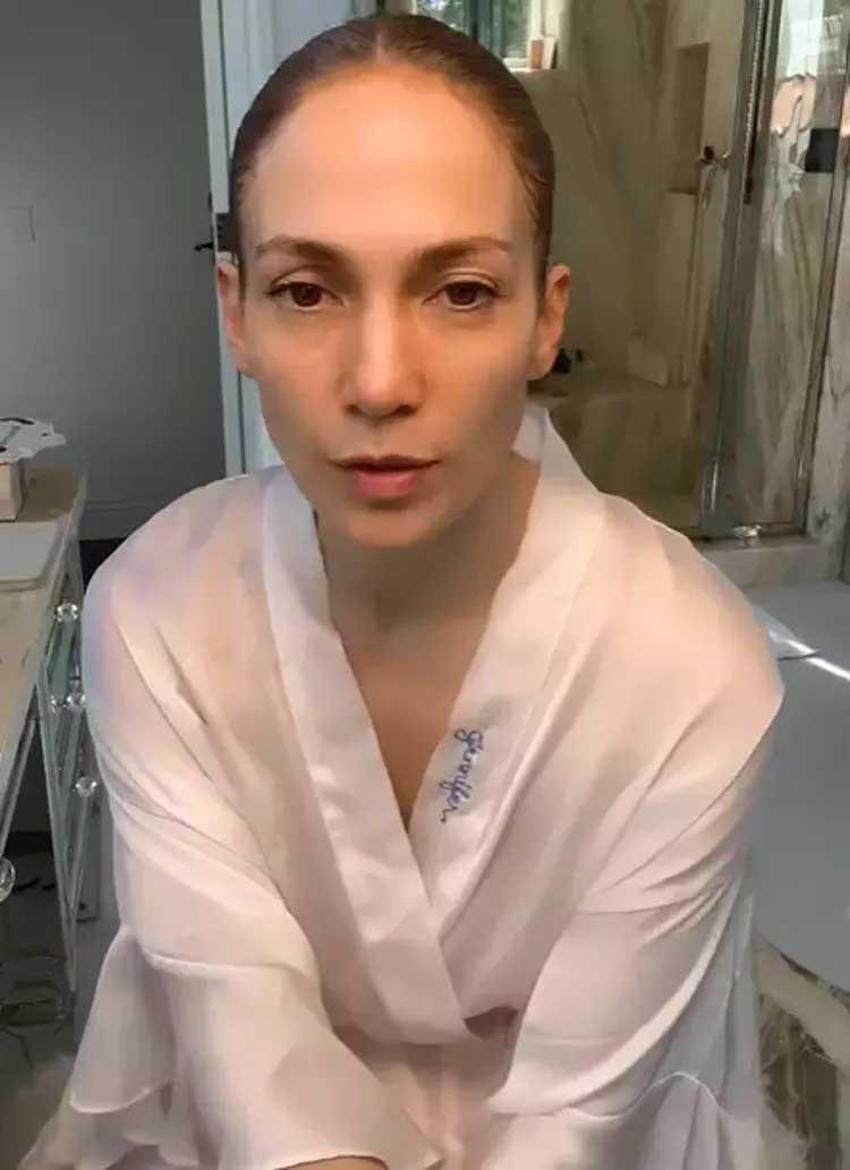 54 yaşındaki Jennifer Lopez bikinili pozlarıyla hayran bıraktı! “Gençlik iksiri içmiş gibi”