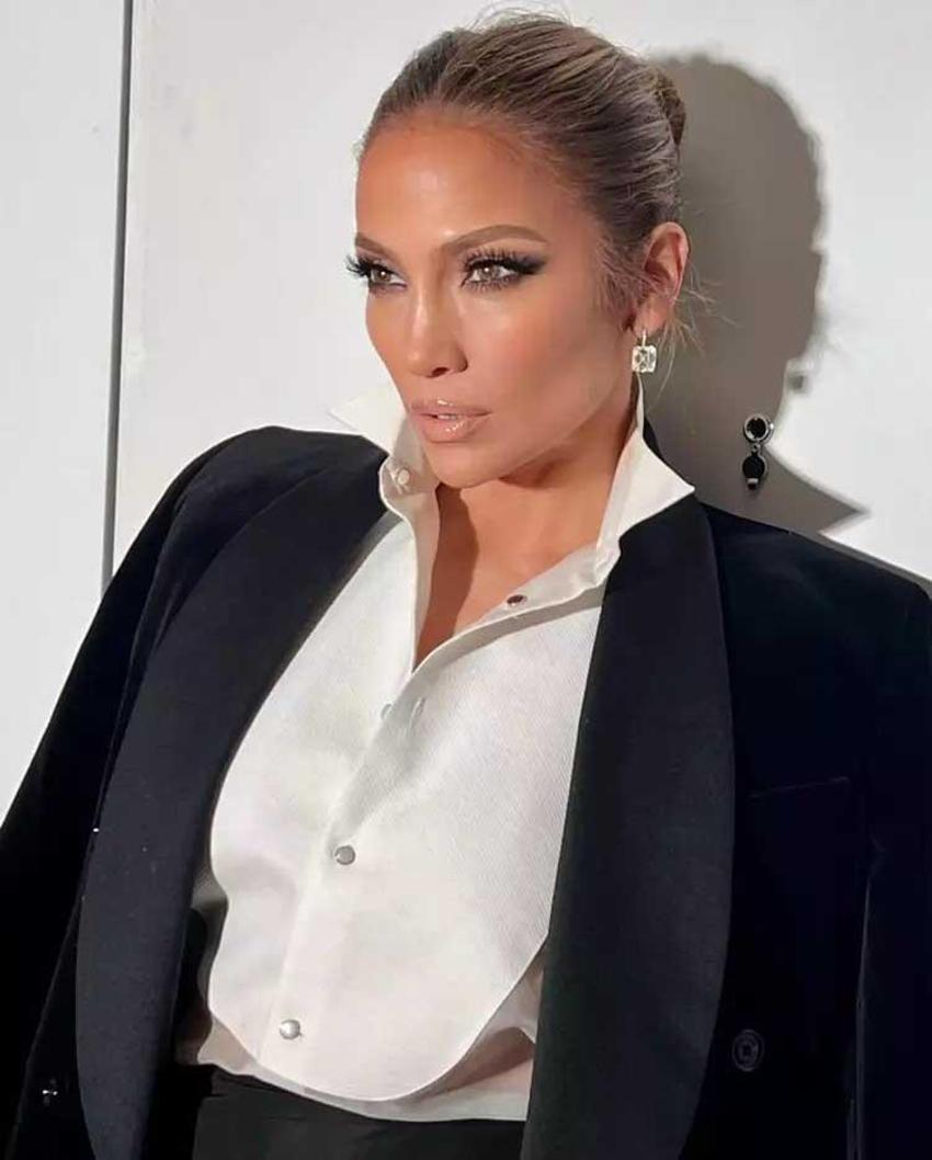 54 yaşındaki Jennifer Lopez bikinili pozlarıyla hayran bıraktı! “Gençlik iksiri içmiş gibi”