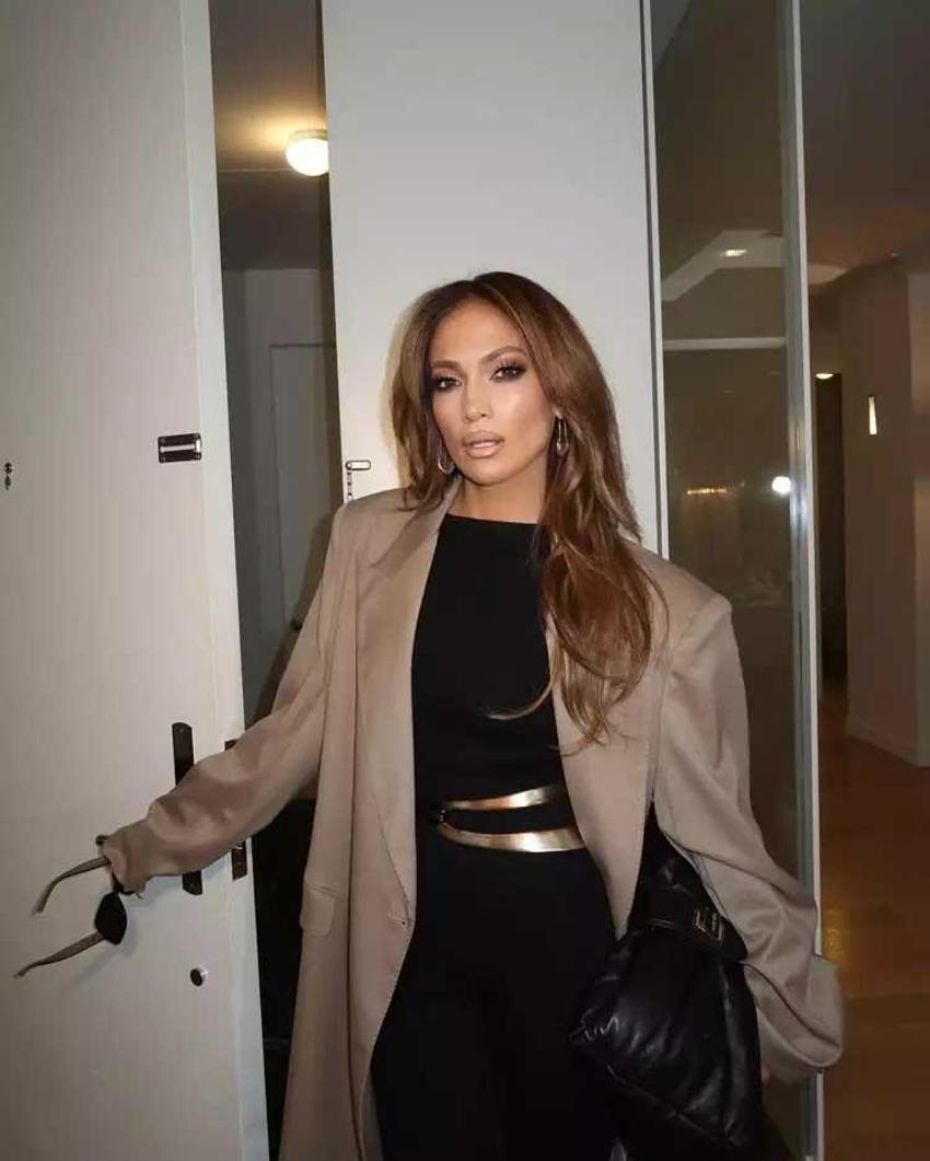 54 yaşındaki Jennifer Lopez bikinili pozlarıyla hayran bıraktı! “Gençlik iksiri içmiş gibi”