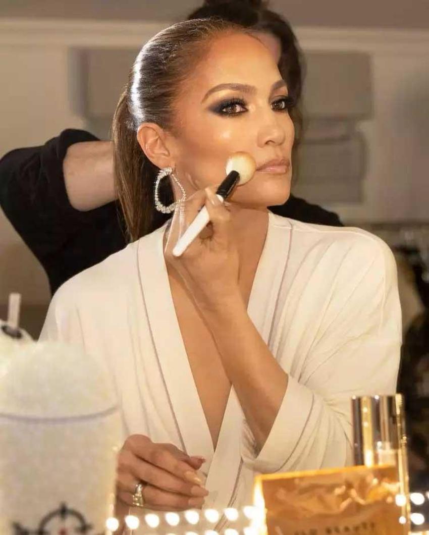 54 yaşındaki Jennifer Lopez bikinili pozlarıyla hayran bıraktı! “Gençlik iksiri içmiş gibi”