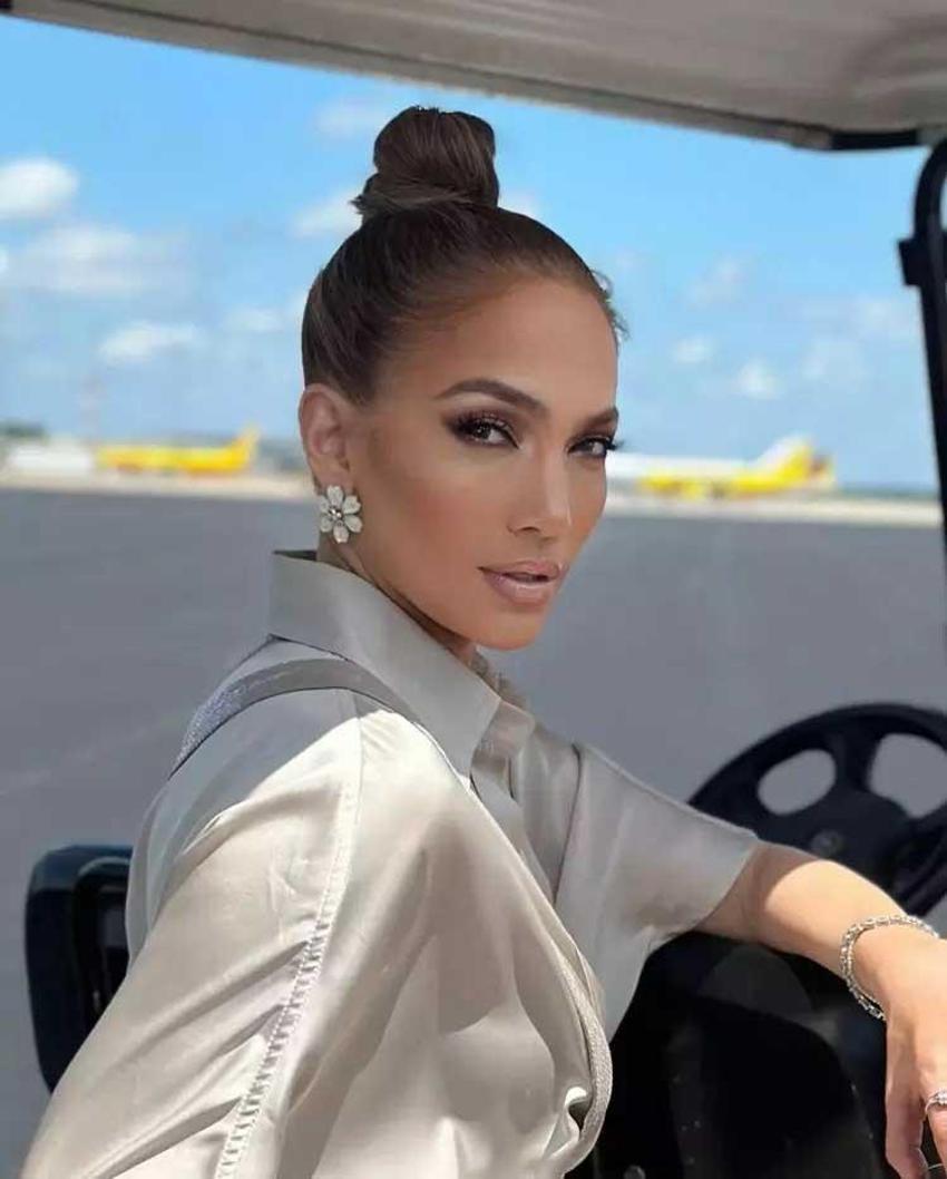 54 yaşındaki Jennifer Lopez bikinili pozlarıyla hayran bıraktı! “Gençlik iksiri içmiş gibi”