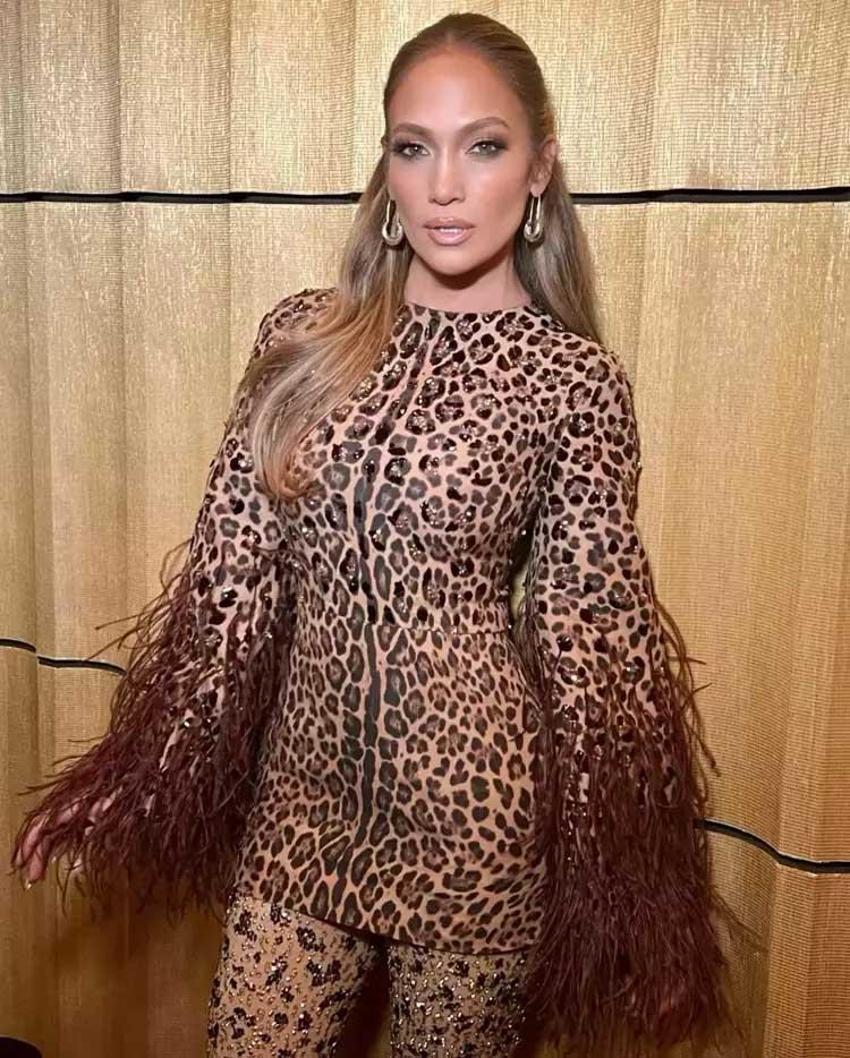 54 yaşındaki Jennifer Lopez bikinili pozlarıyla hayran bıraktı! “Gençlik iksiri içmiş gibi”